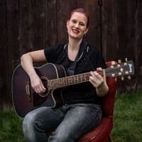 Sängerin Silvia Lutzei - Guitarsilvi
