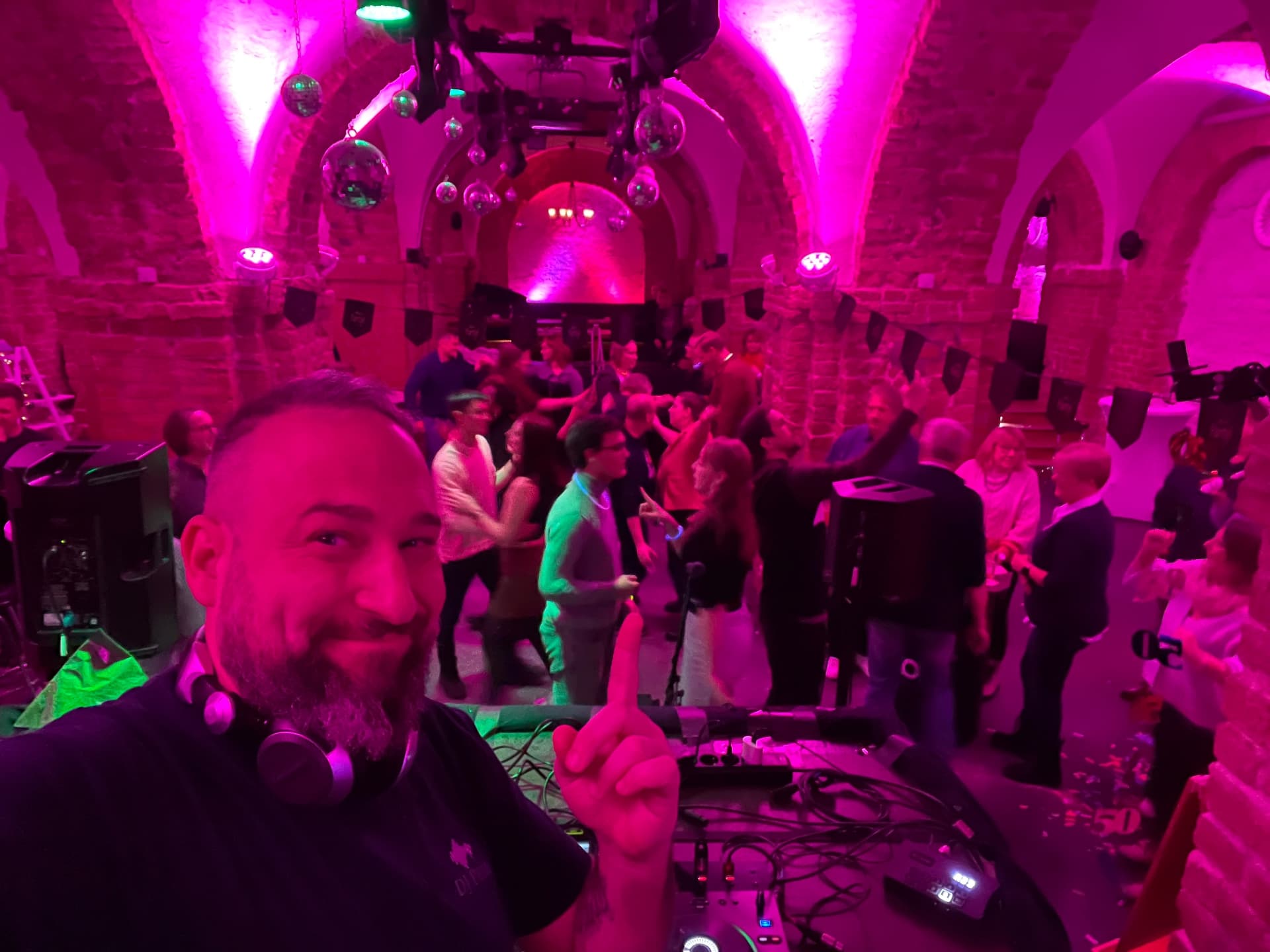 Book a DJ in Berlin: Find Your DJ Now - Listando